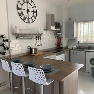 Tres Hermanos - Spacious Modern 2 Bedroom Apartamento